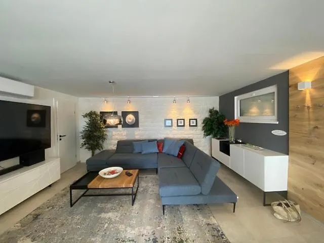 Od Moore Villa *