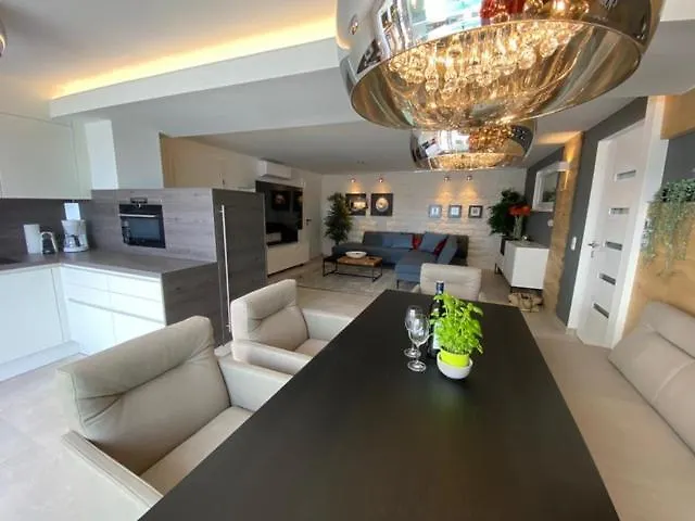 Od Moore * Starigrad Paklenica